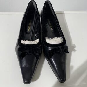 Newport news black leather velvet with bow pointy flat shoes size 7 B
